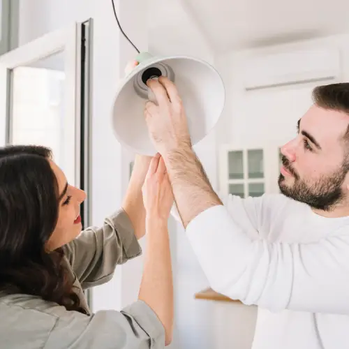pareja unida resolviendo juntos problemas eléctricos en el hogar